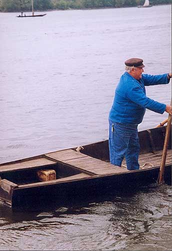 batelier en bleu de travail - boatman in boiler-suit