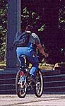 a l'eglise a velo en bleu